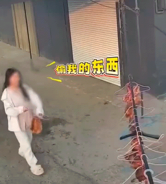 丢人丢大了，江苏，一年轻女子路过一人家户时，看到这家人院子里挂满了腊肉，四下观察