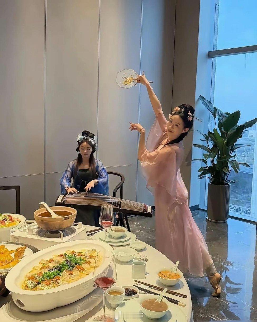 估计月薪过万，才敢这样吃饭吧