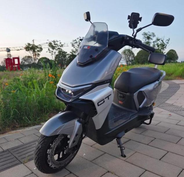 雅迪钠电电摩批量上市！-20℃续航不缩水，北方车主太香了雅迪多款钠离子电池电摩