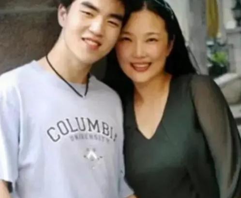 🌞1988年，武汉一名女教师，正沉浸在新婚的生活中。没多久，她就怀孕了。不