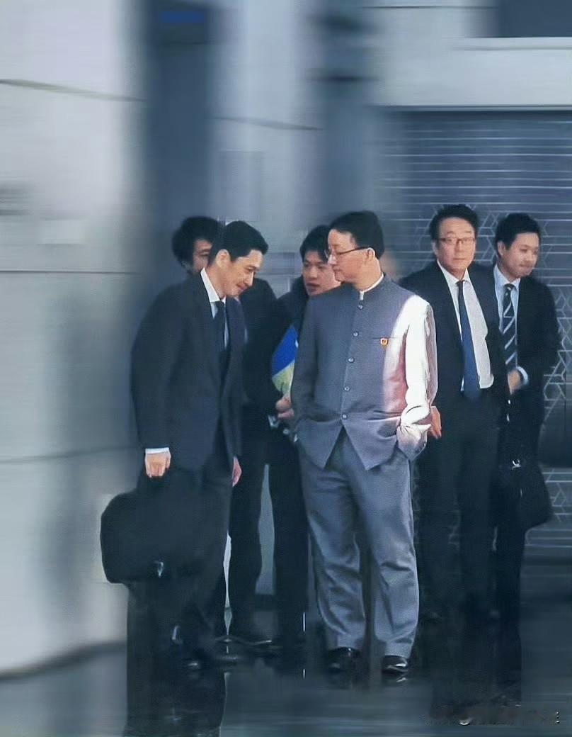 外交名场面来了！[墨镜][墨镜][墨镜]一边是穿着西装点头哈腰，一边是传统