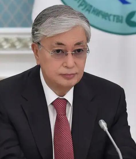 哈萨克斯坦这回算是把“摇摆”玩明白了，前脚刚跟美日签完稀土大单，后脚油轮就在黑海