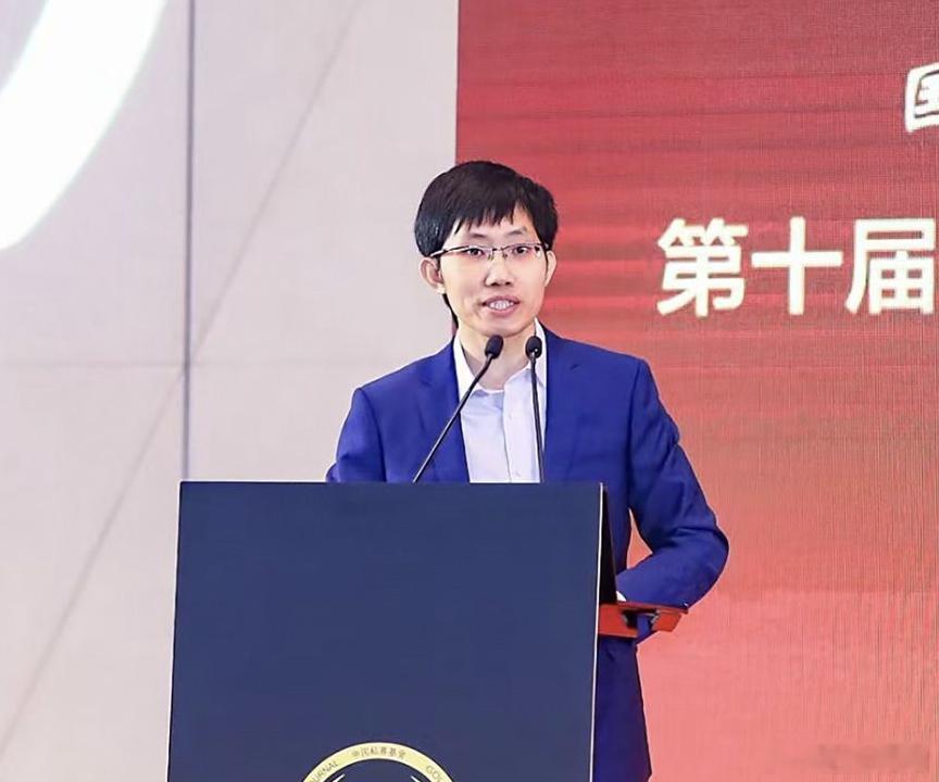 梁文峰对华为的态度梁文峰对待华为的态度，一句话概括：饭桌上敬你是前辈，赛道上绝