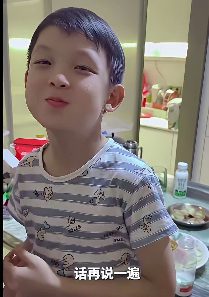 王皓指导的儿子小海螺是王楚钦的小迷弟，这不让妈妈给楚钦哥哥买个电话手表，说要和楚