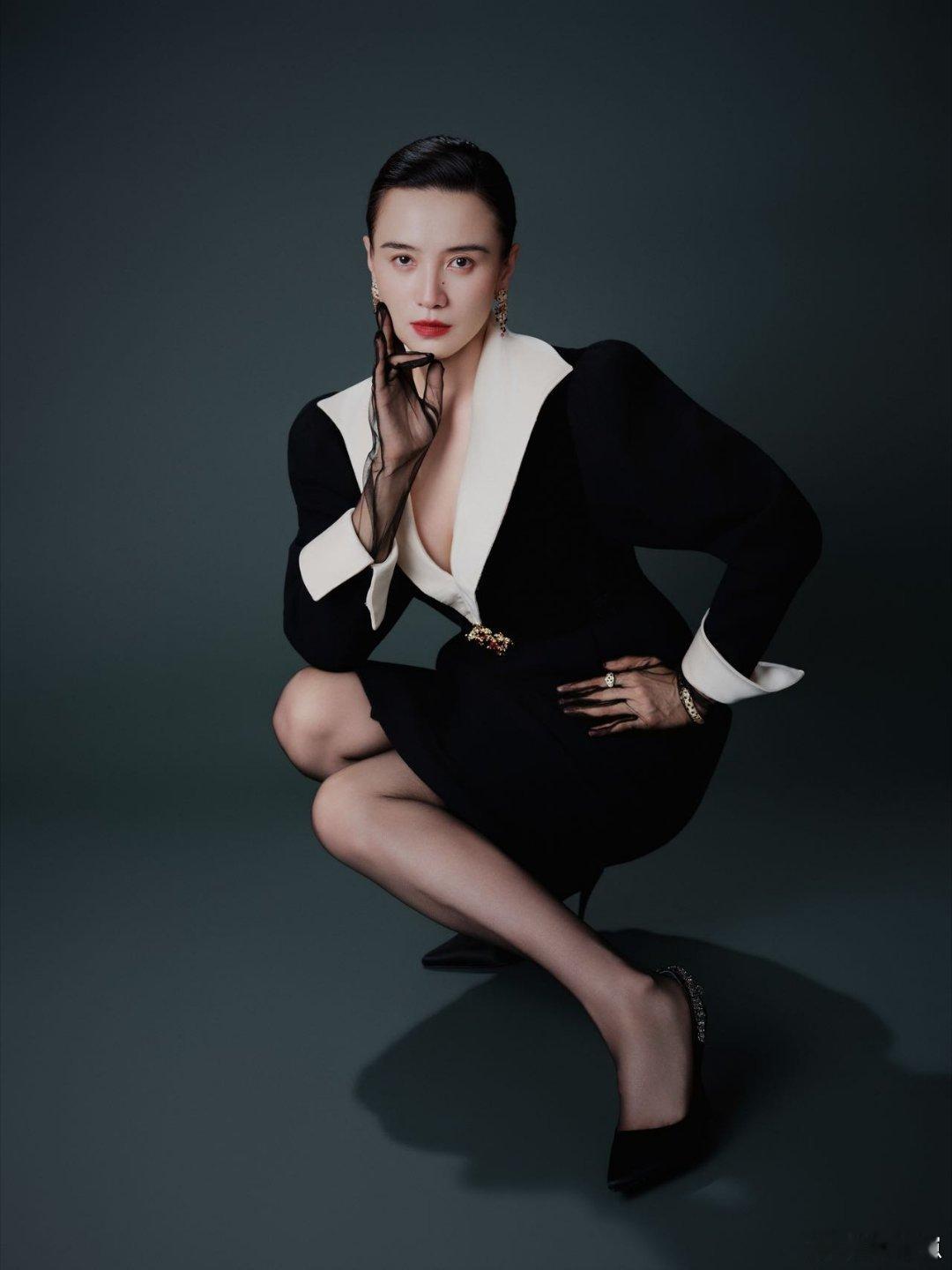 四十载古董礼服自带时光底蕴，宋佳从容穿出独一份复古气场。造型巧呼应新剧年代故事，