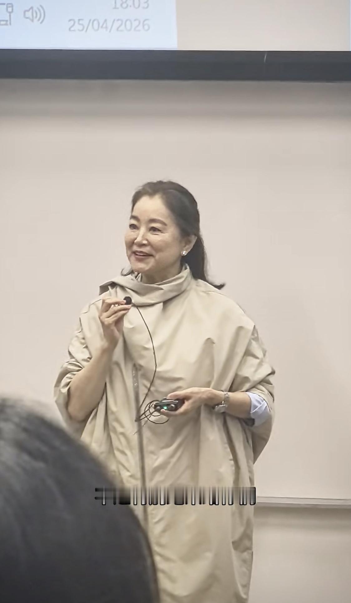 70多岁还能被称赞美的也就林青霞吧，而且这个年纪了还依旧明媚，性格也好，笑起来眉