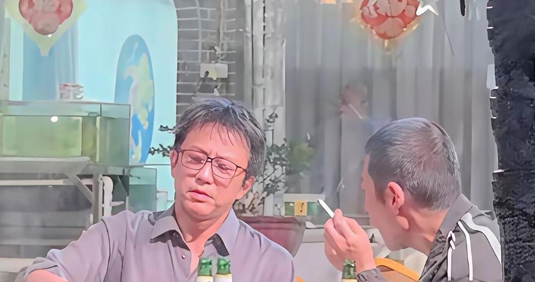 邓超：骁哥，这口冰啤酒灌下去，一天的劲儿全散了。王骁：可不是，大热天就这口最