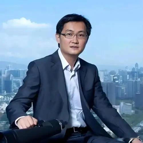 10月8日，广东省委书记黄坤明到腾讯总部调研，座谈现场的一张照片在科技圈传开了。