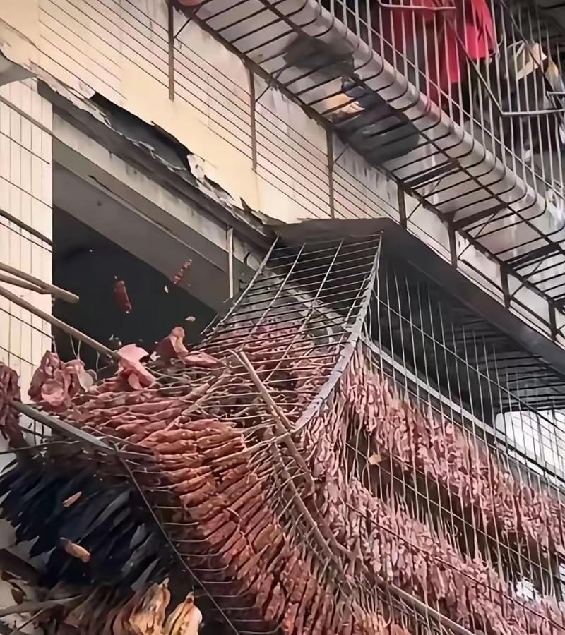 这一户人家，这是晒了多少腊肉啊？家里的防盗窗都被压弯变形了，至少有几百斤了吧？