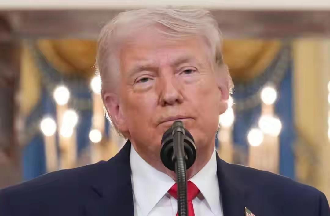 特朗普露出罕见历史性表情！美国彻底陷入绝境！昨天，在听取美军飞行员营救行动的绝密