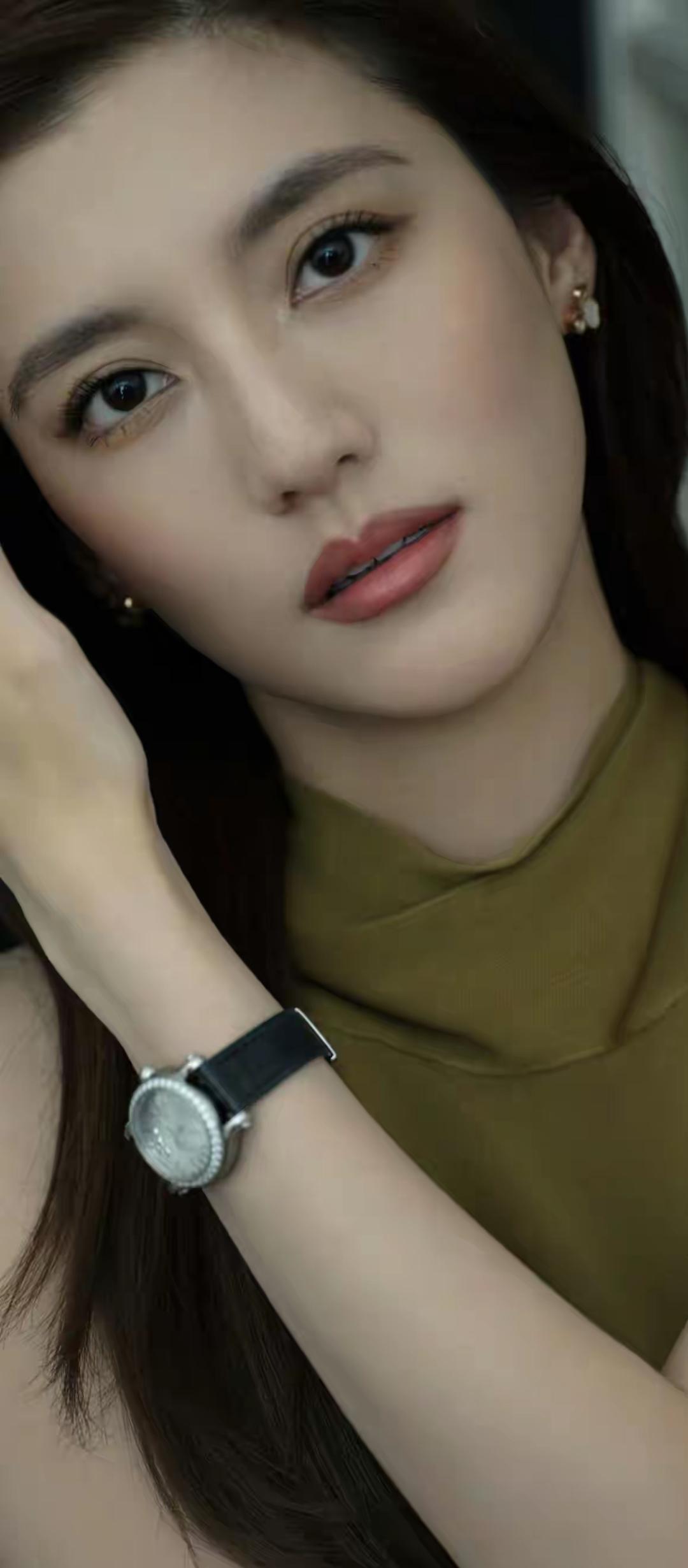 玉腕轻摇，时光流转。