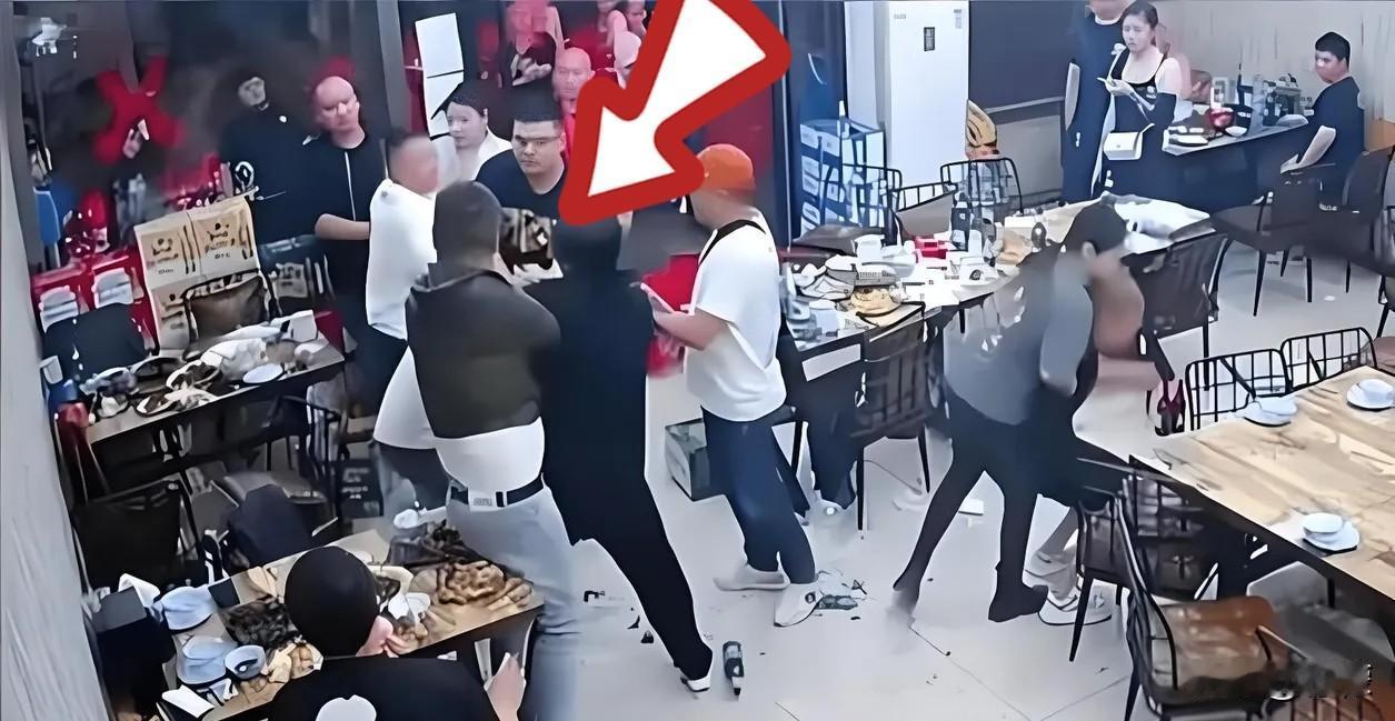 烧烤店里，一个男的跟人起了冲突，对方扬着拳头要动手，男的赶紧说：“都是同一条道上