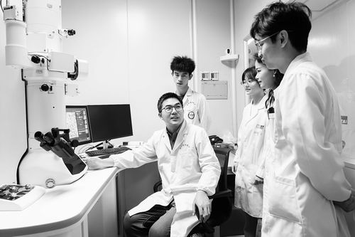 “吃”掉尿酸, “纳米马达”破解痛风困局