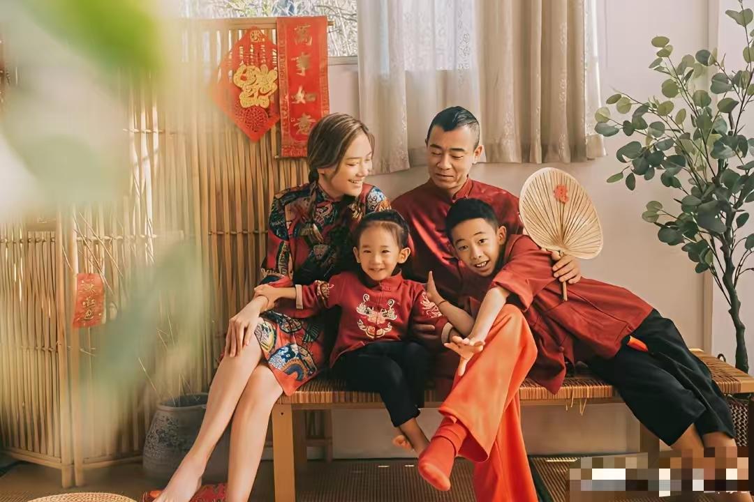 两口子娱乐圈干这么多年还有房贷？追求高标准生活，陈小春干到80也退不了休。在儿子