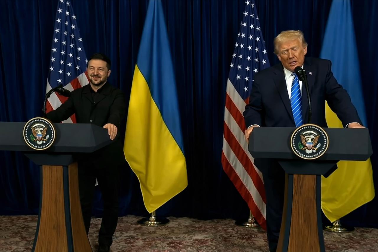 【泽连斯基的微笑火了，各方纷纷猜测背后含义】12月28日，在美国佛罗里达州马阿