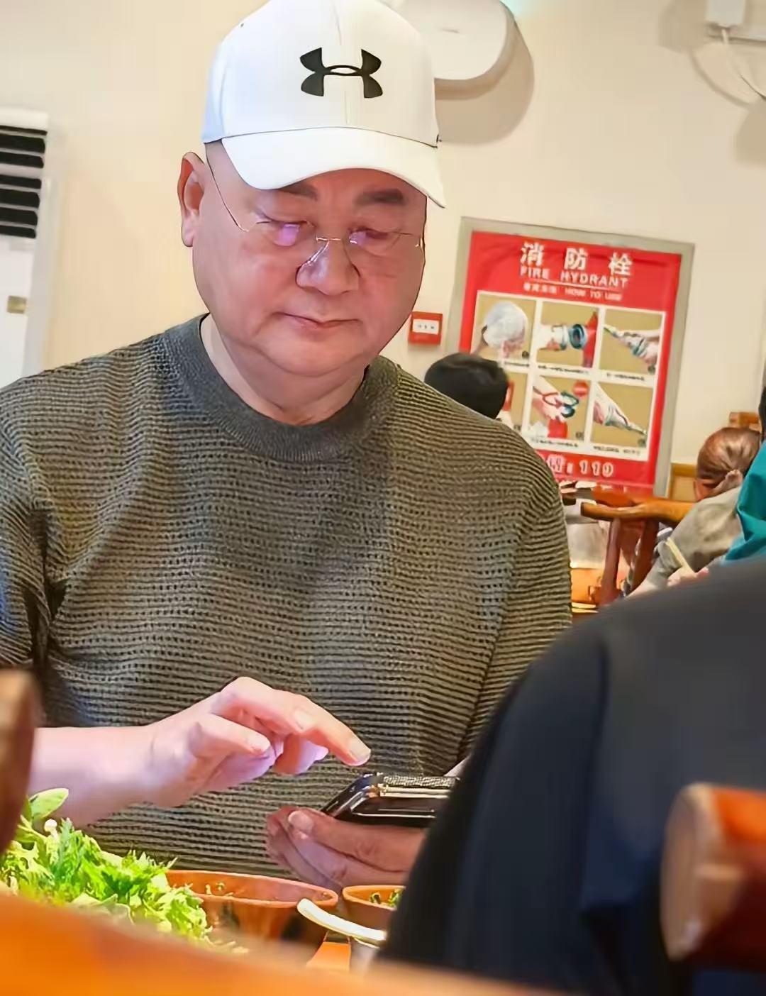 迟重瑞近照曝光！8月5号，有网友在北京一家饭馆偶遇到了迟重瑞，陈丽华离世四个