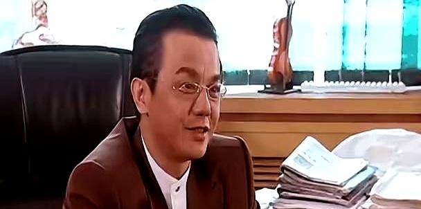 第三部他直接蒸发维多利亚老板吴德荣，第一部挥金如土，第二部破产哭穷，第三部