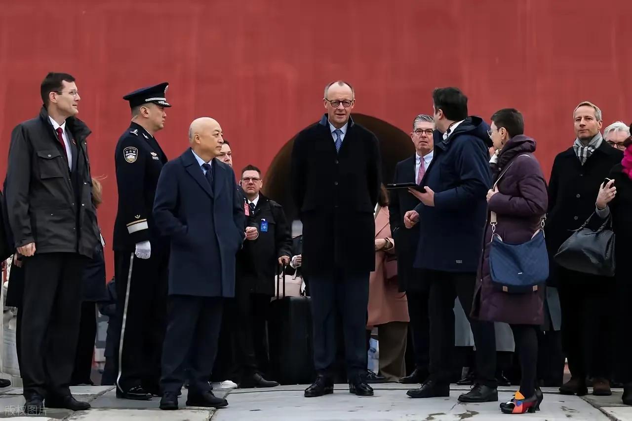 大家发现没有？默茨访华前后，简直像换了一个人！刚抵京时他神情严肃、步履匆