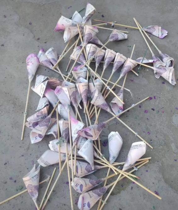 10月7日，山东潍坊景芝镇，郑女士在垃圾桶里捡到一袋5元纸币。这些钞票被染成粉色