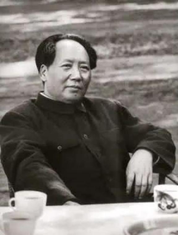 长征结束后，毛主席说：“凡不是党员者，一律入党！”我党刚成立时，想要入党必须经过