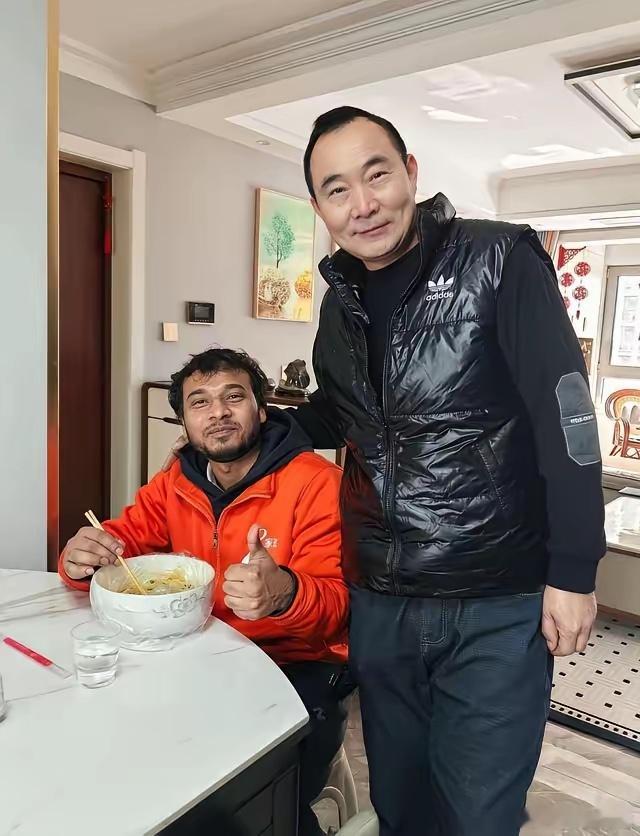 国人什么时候才能够对外国人祛魅呢？一对老两口家里需要清洗抽油烟机，打电话找人，没