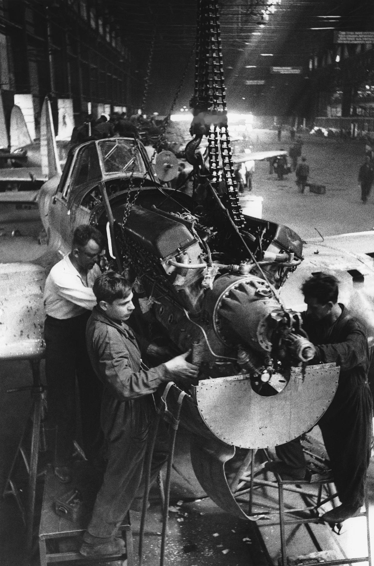 1942年，在沃罗希洛夫第18飞机制造厂的装配车间内，工人们正在为伊尔-2（Ил