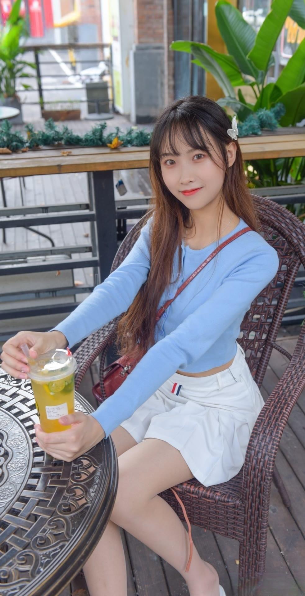 这套是“清新甜美的少女休闲风”穿搭，浅蓝+白的组合适配街头商圈场景，减龄又有活力