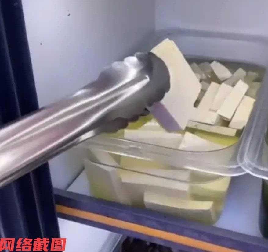 有女子想去吃麻辣烫，只是在麻辣烫的地方看到了让她无法置信的一面。当女子挑选好