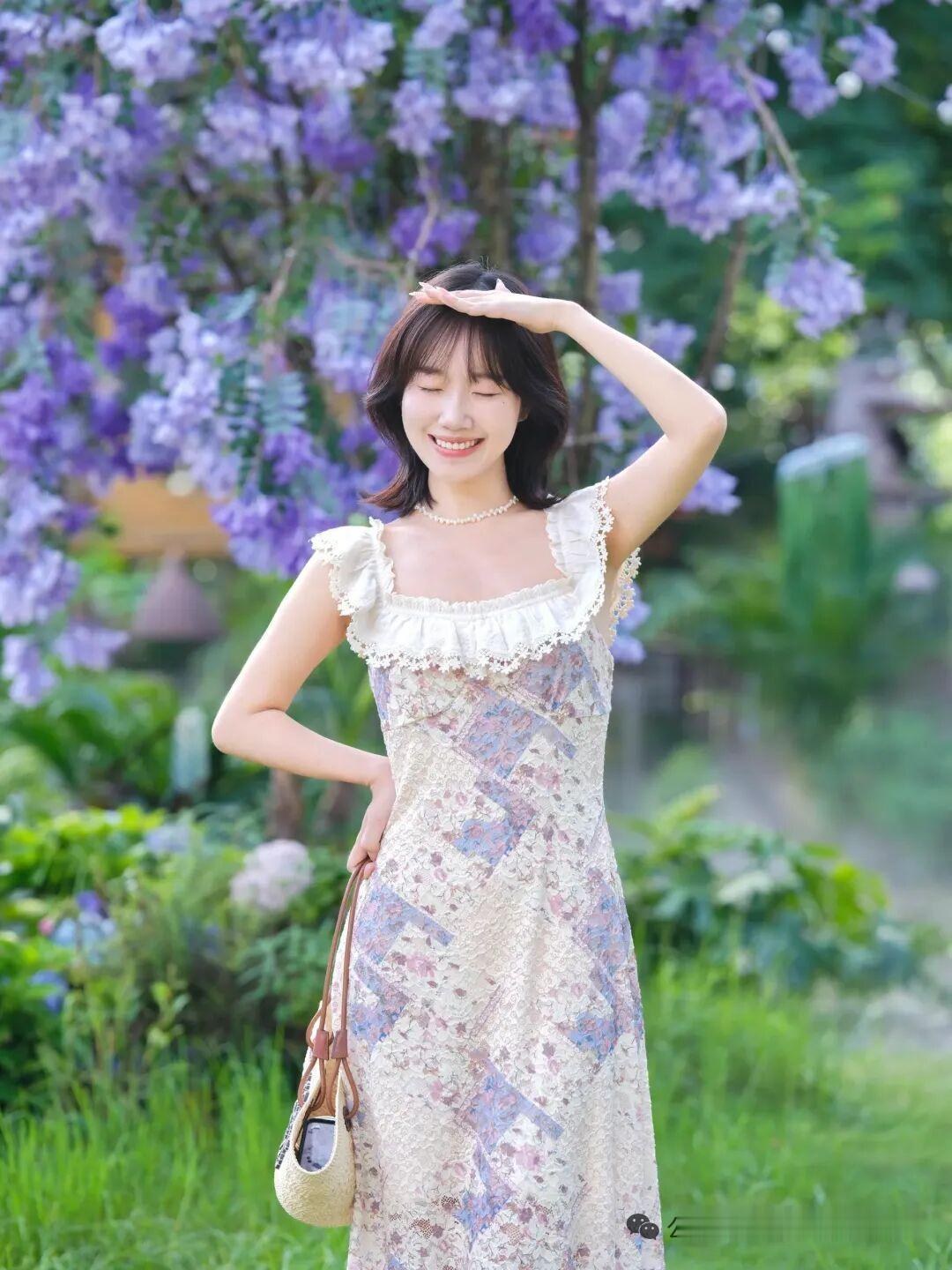 春日生活打卡季阳光下的甜美芳华少女，花丛中绽放笑颜，迷人而自信。