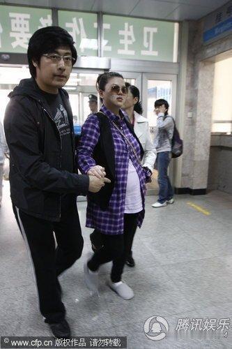 当年李湘怀孕，王岳伦对她呵护有加，夫妻俩都期待着王诗龄的到来。所以，王诗龄出生后