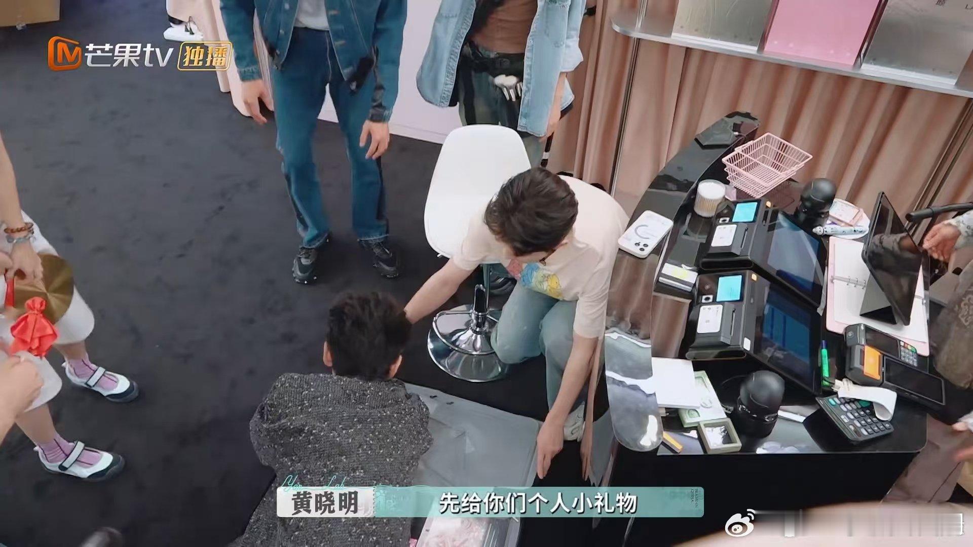 黄晓明送礼物包开心的巴黎合伙人名场面巴黎合伙人黄晓明为合伙人们准备的礼物好戳啊