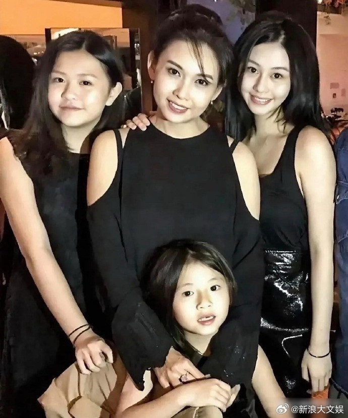 沈月说邱淑贞一定不会复出女儿说邱淑贞一定不会复出沈月受访谈及自己最近创作了一个