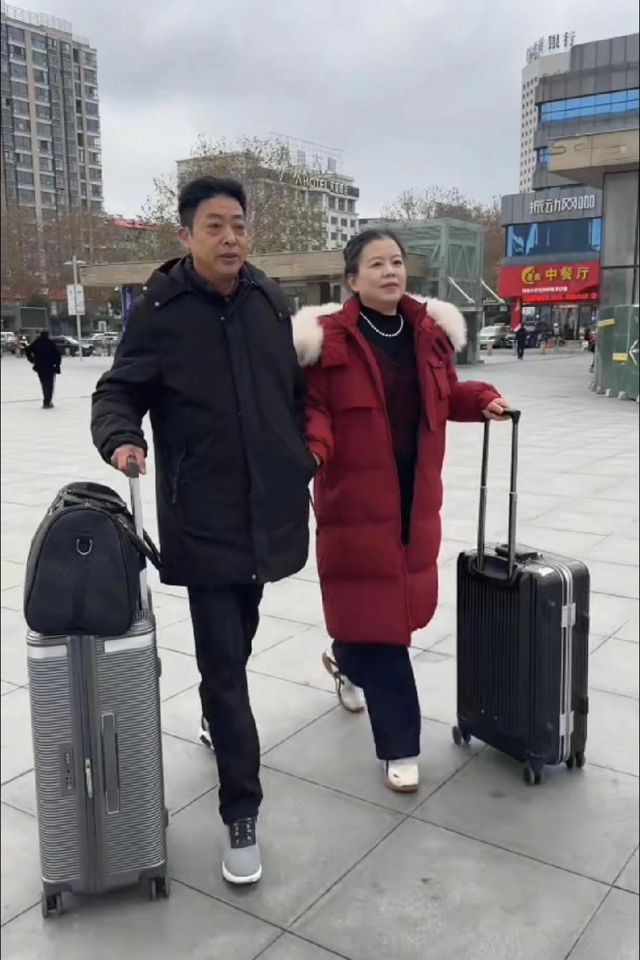 柴桑大姐直播内容分享：唱好日子，故作镇定，镇定个啥？大姐霸气怒斥！只要开会你