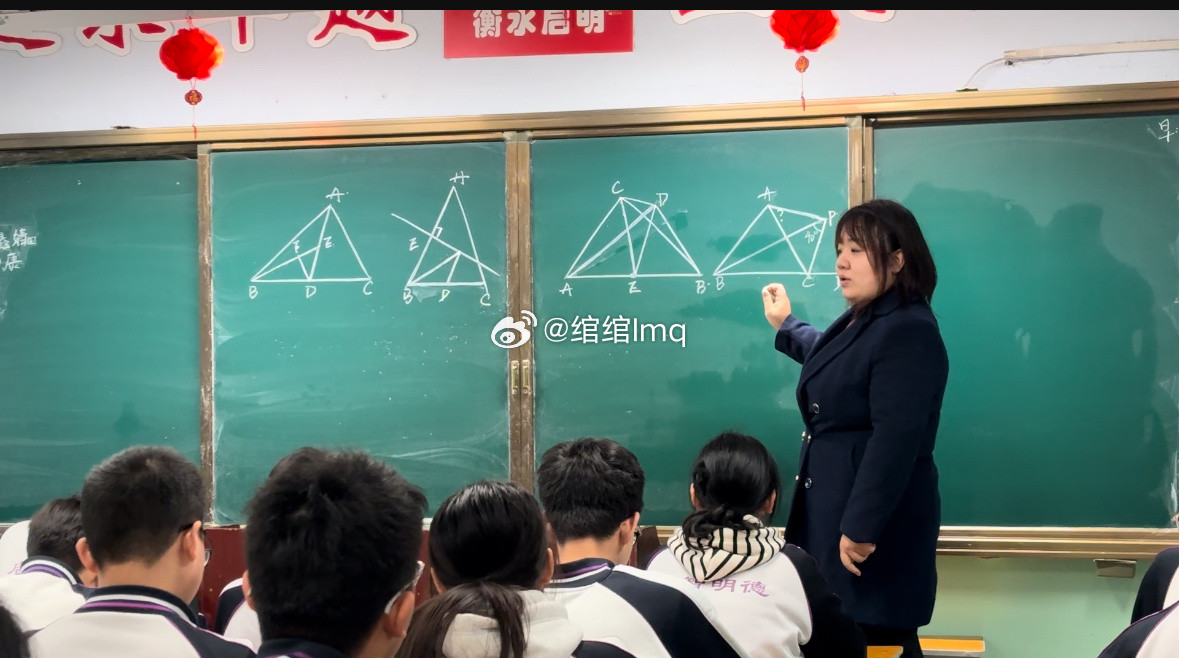 每天扎在初中的校园里，日子都裹着一股清甜的孩子气。他们会在你板书时，悄悄帮你扶正