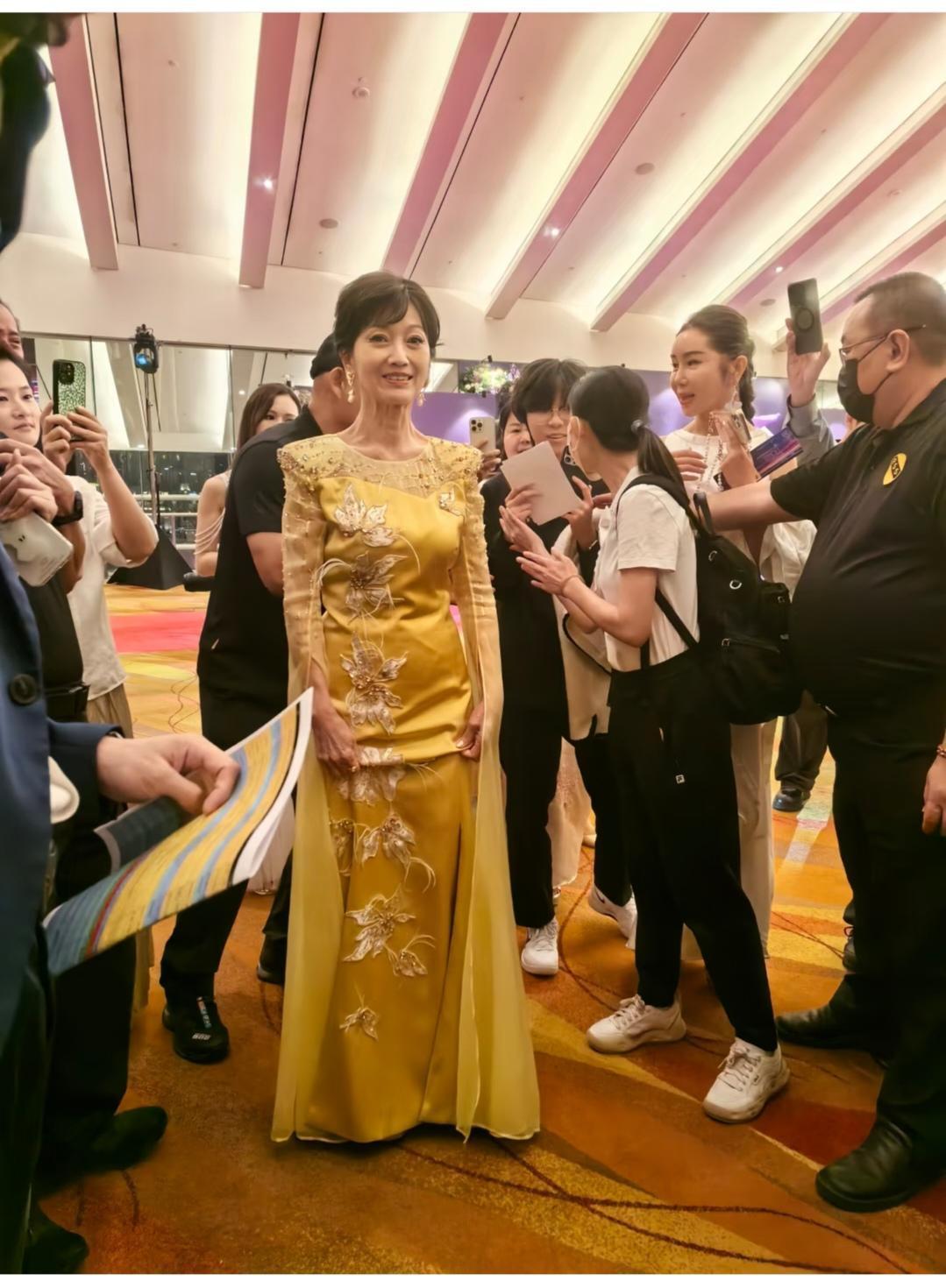 赵雅芝，没涂口红看着太没气色了。