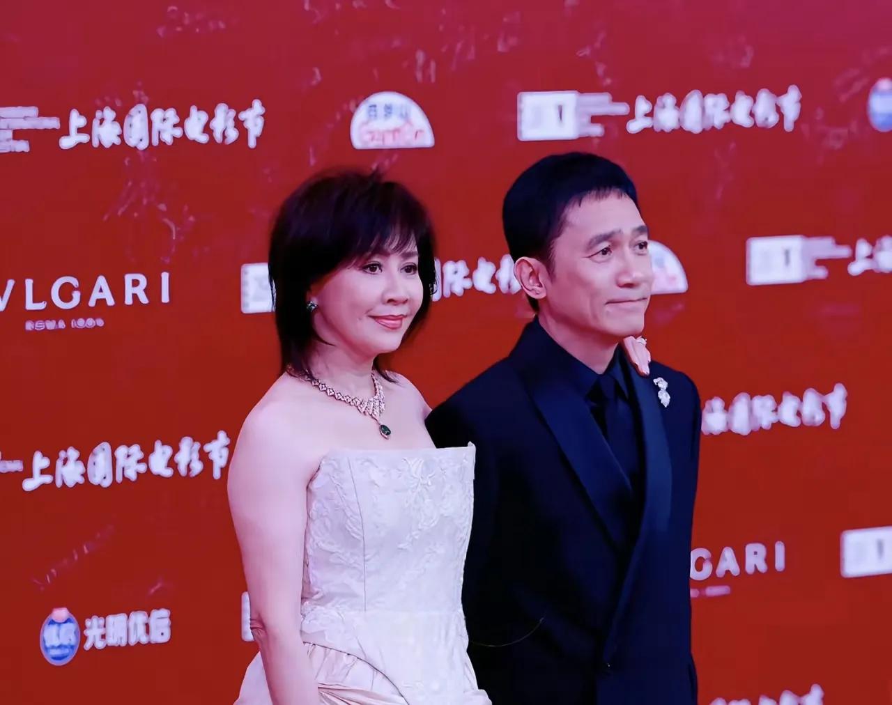 6月13日，梁朝伟上海电影节走红毯登热搜，把局促演绎到了极致6月13日上海电影