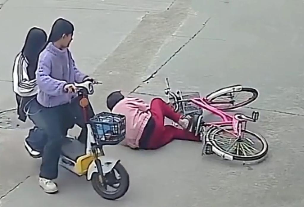 扶老人困境福建两名女生扶老人被索赔22万的事，因为原告撤诉，正逐步不了了之。而“