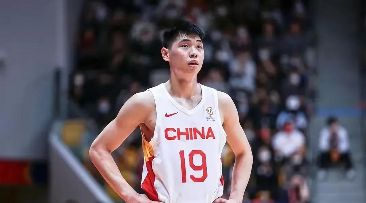 崔永熙想了三天才定下在广东宏远队男篮的球衣号码，言称要致敬偶像，创造属于自己的历