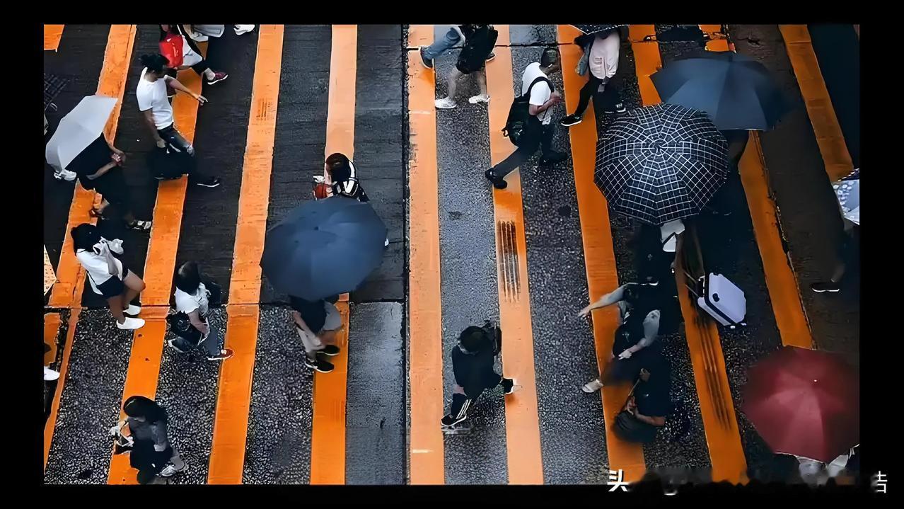 所有经济危机的本质都是产能过剩和贫富差距，产能过剩是经济结构出问题了，贫富差距是