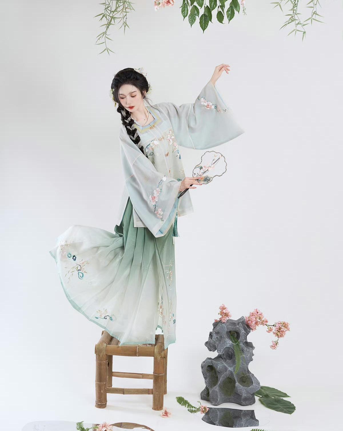 仙气飘飘的古风美人，轻盈飘逸的裙摆，仿佛置身于世外桃源。