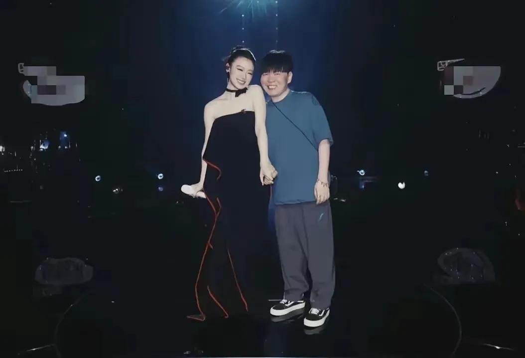 常石磊与单依纯，一男一女，居然以“母女”互称，我可真是对这对“母女”佩服得五体投