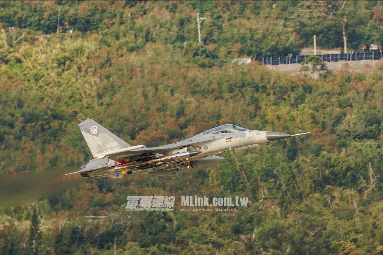 伪“空军”志航基地IDF1490“经国号”战机挂载编号AX-006空射“雄三”超