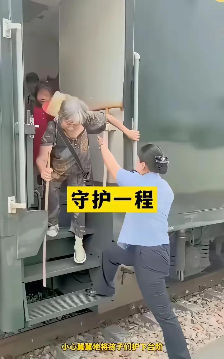 守护一程！安全下车！这位乘务员的服务太贴心了！请为她点个赞吧！