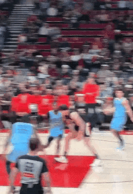 开拓者的主场球迷彻底的怒了，他们纷纷为杨瀚森鸣不平。在今天开拓者主场迎战灰熊的比