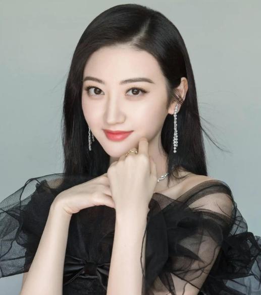 主持人问景甜:"景甜是你的艺名吗？"景甜摇头:"不是，景甜是我的真名。"主持
