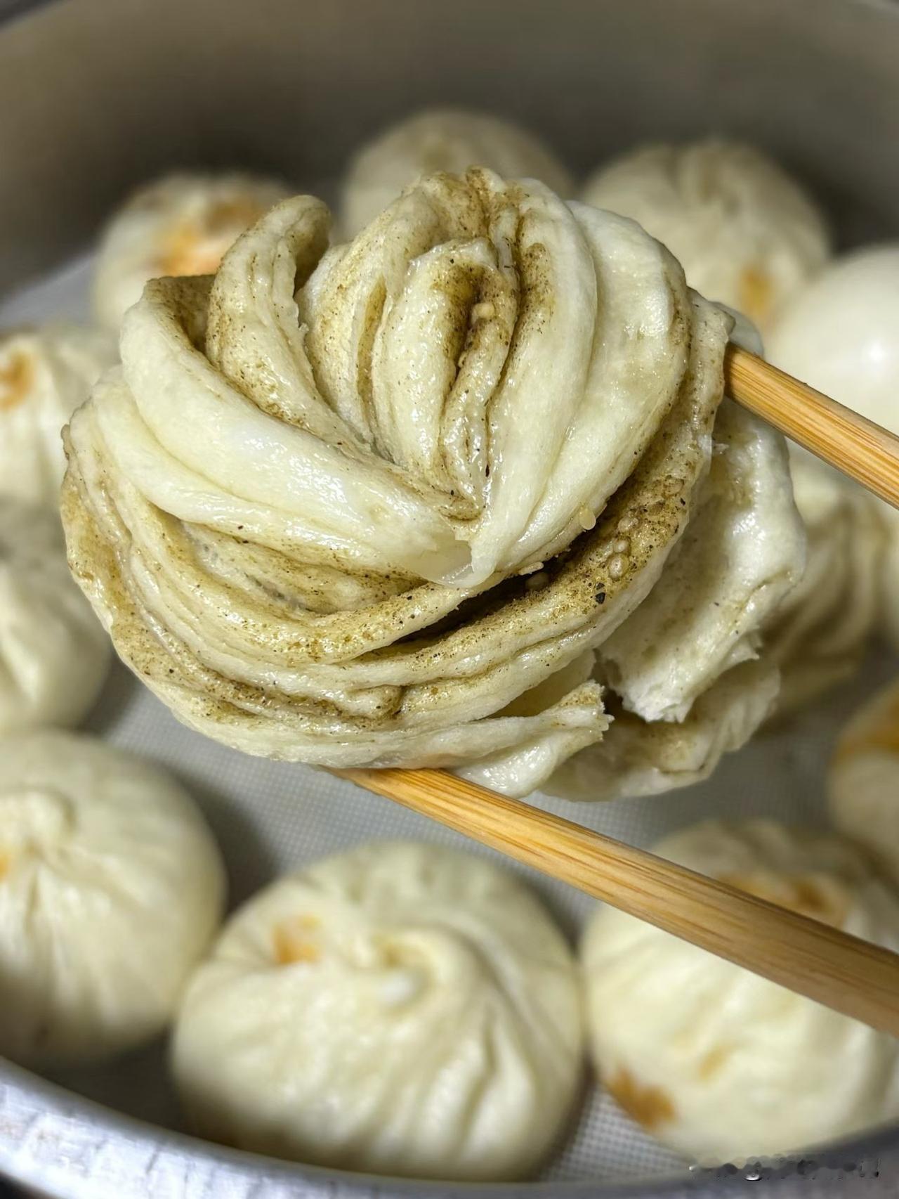 大晚上蒸了盐菜包子、椒盐花卷和馒头，那叫一个香！尤其是椒盐花卷，操作简单，新手也