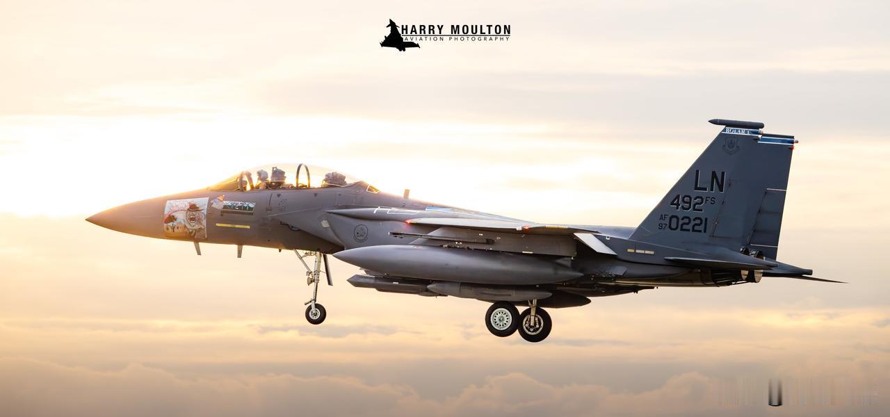 “美国空军F-15E战斗机跑了！”美国空军第492战斗中队的F-15E“打击鹰”