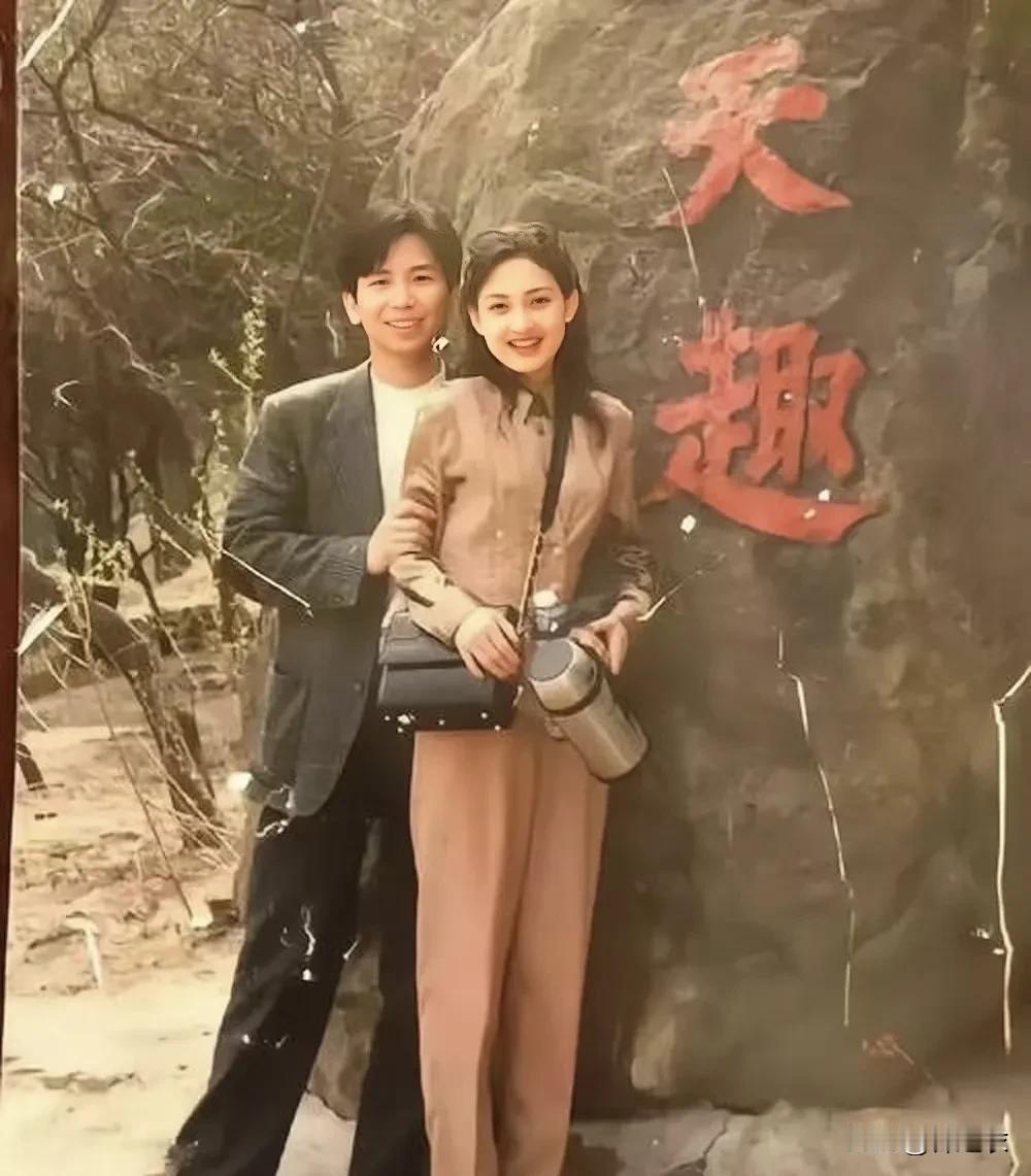 牛莉确实五官很好看，个子也高，不过她气质就是比较端正，不是那种风情万种。所以
