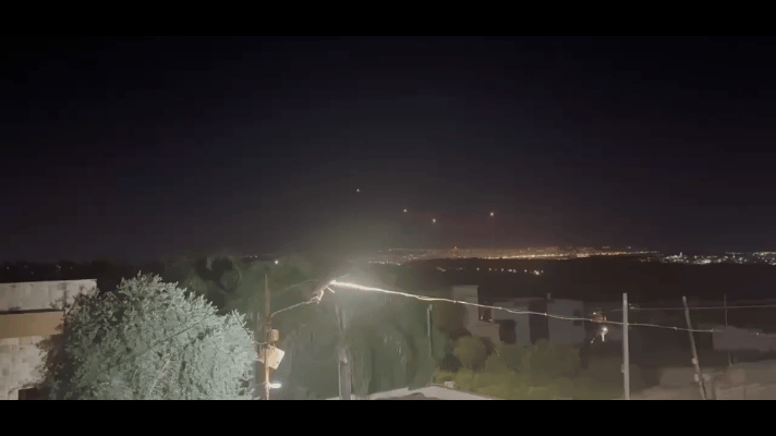 当地时间今天凌晨，伊朗发射的一枚中程导弹飞向以色列特拉维夫，以军防空部队至少发射