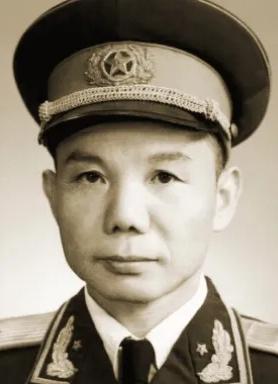 1954年，12军政委李震升职，军长肖永银为他饯行，几杯美酒下肚后，肖永银却当面